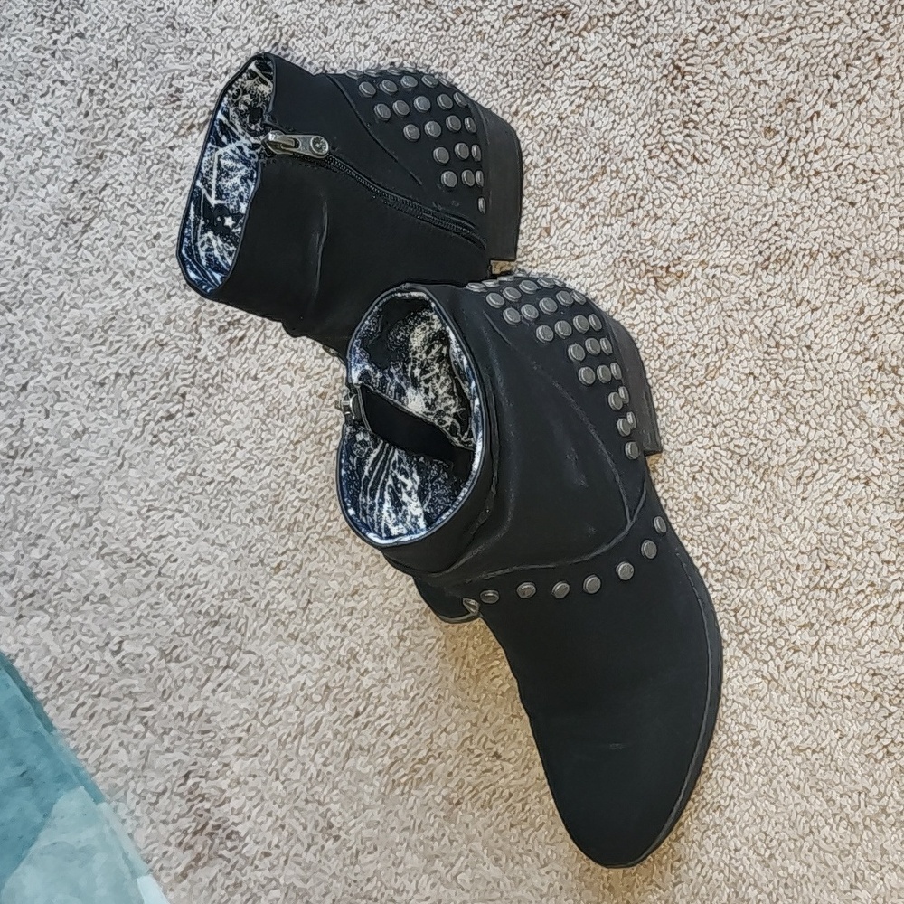 Blowfish black booties w/studs 9.5 - Picture 3 of 7